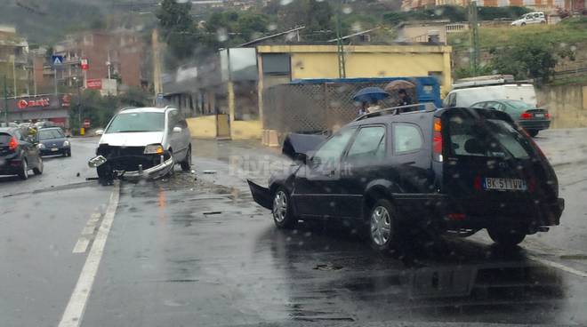 Asfalto scivoloso, scontro frontale in corso Marconi a Sanremo