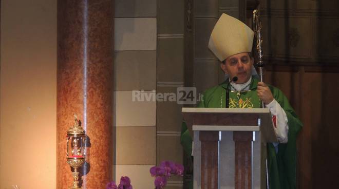 La reliquia di Santa Rita da Cascia esposta a Sanremo: fedeli in preghiera insieme al vescovo Suetta