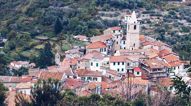 Ceriana, grosso masso piomba sulla strada. Provinciale interrotta per ore