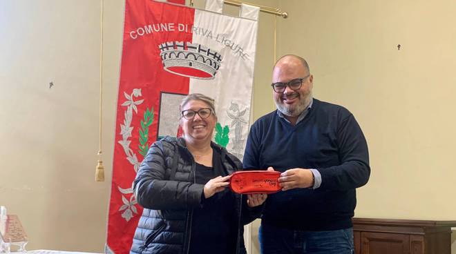 Riva Ligure, l’amministrazione comunale consegna 250 sacchetti “salva merenda” agli studenti