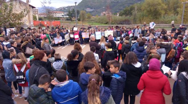 Gli studenti di Vallecrosia celebrano il trentennale della Convenzione Onu sui diritti dell’infanzia