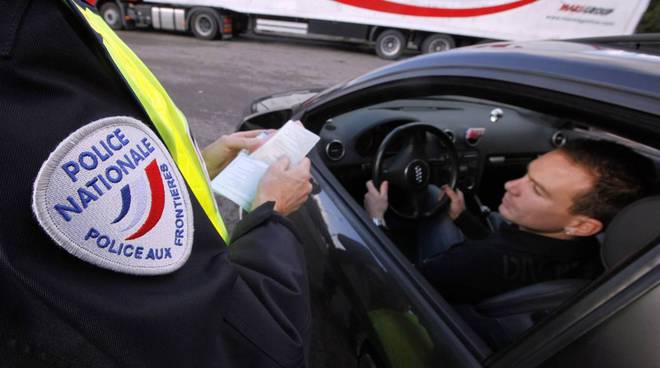 “Sciopero zelante” della polizia di frontiera francese provoca lunghe code al confine