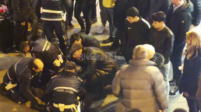Sanremo, attimi di tensione tra la Municipale e un musicista di strada. Intervengono i carabinieri