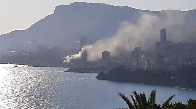 Ferrari in fiamme, colonna di fumo a Monaco