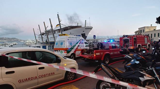 Sanremo, fiamme su una barca al Porto Vecchio