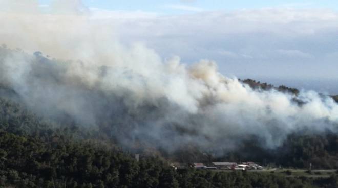 Incendio boschivo sul confine con il Savonese. Il forte vento lo alimenta e impedisce l’intervento dei mezzi aerei