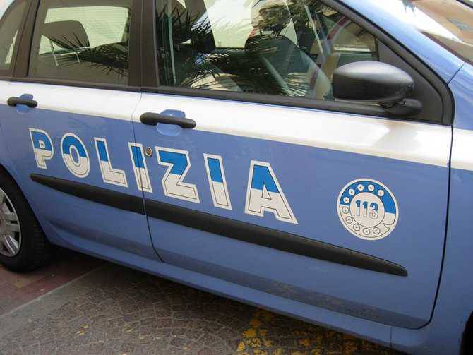 Un'auto di servizio della polizia