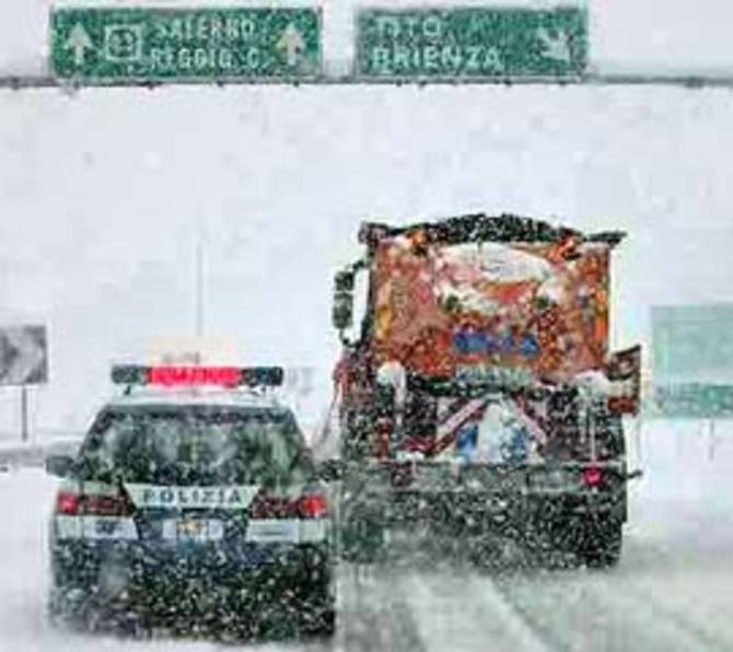 La neve sull'Autostrada crea enormi disagi e pericoli per gli automobilisti