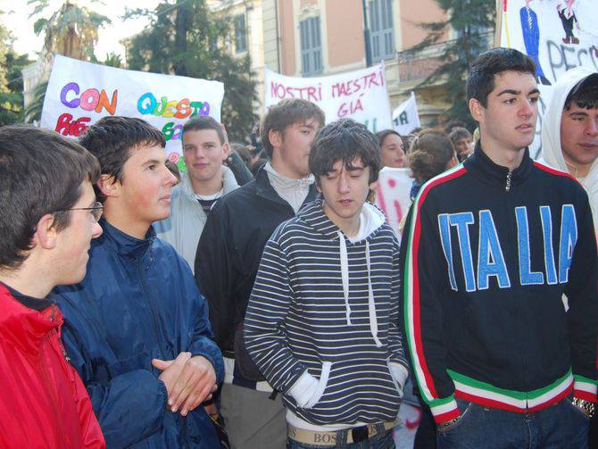 Manifestazione studenti Sanremo Gelmini corteo