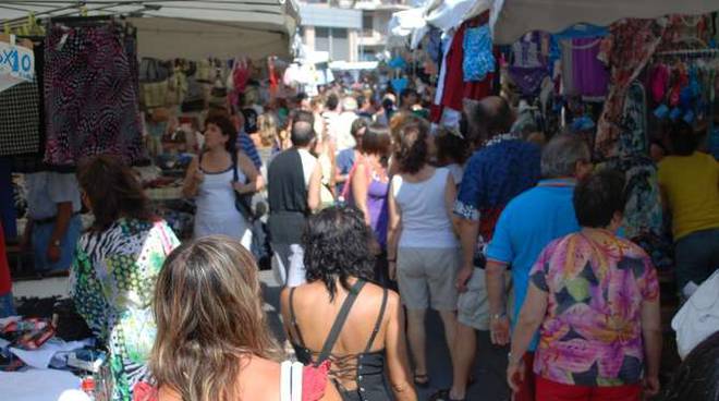 Sanremo, sequestrati dai carabinieri centinaia di capi contraffatti al mercato settimanale