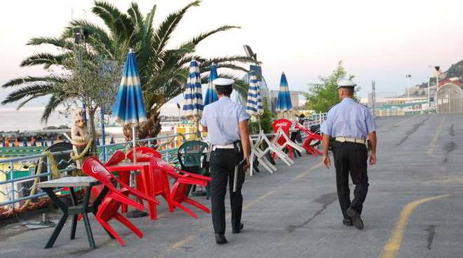 Bordighera, turista pretende di stare in spiaggia privata senza pagare: il bagnino chiama la polizia