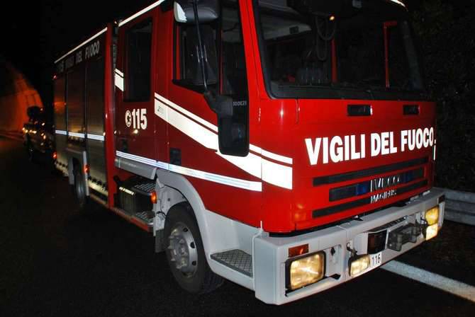 Incidente autostrada Citroen C2 Peugeot  Autofiori Vigili del fuoco notturna