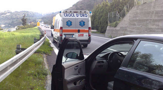 Incidente sull’Autofiori, camion tampona auto e la ribalta