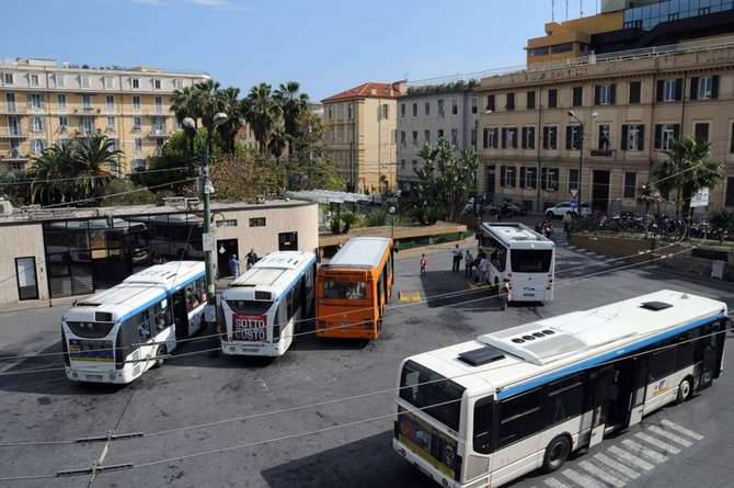 Il deposito di piazza Colombo della Riviera Trasporti