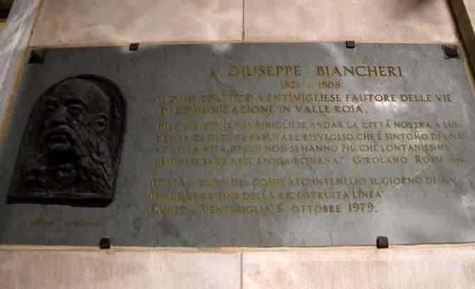 La targa dedicata a Giuseppe Biancheri, nella stazione ferroviaria di Ventimiglia