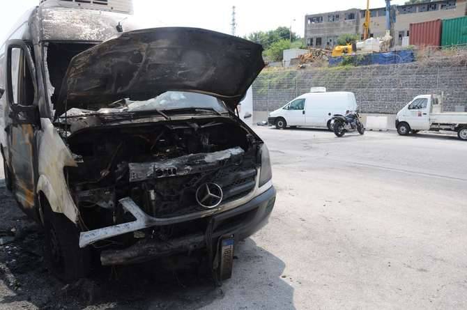 Incendio auto furgoni mercato fiori Valle Armea