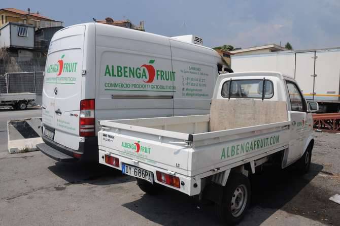 Incendio auto furgoni mercato fiori Valle Armea