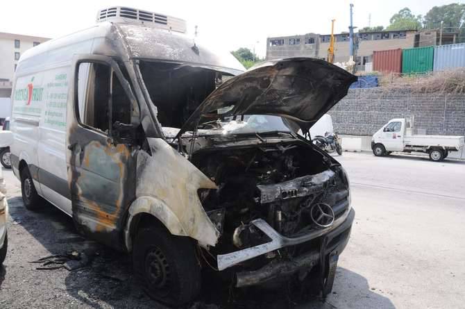 Incendio auto furgoni mercato fiori Valle Armea