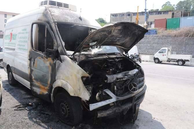 Incendio auto furgoni mercato fiori Valle Armea