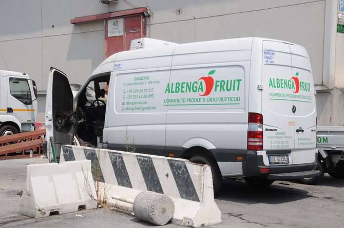 Incendio auto furgoni mercato fiori Valle Armea