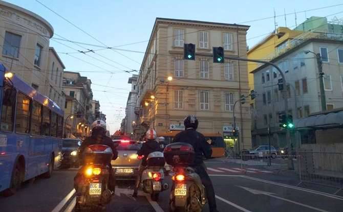 via roma semaforo acceso incrocio