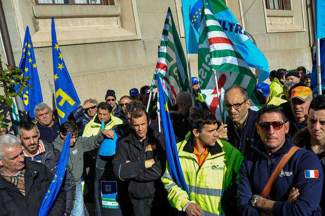 protesta dipendenti tra.de.co. imperia 17/2/14