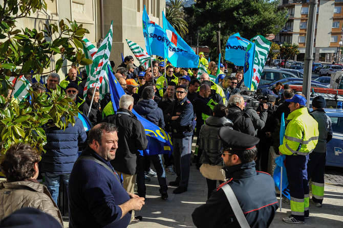 protesta dipendenti tra.de.co. imperia 17/2/14