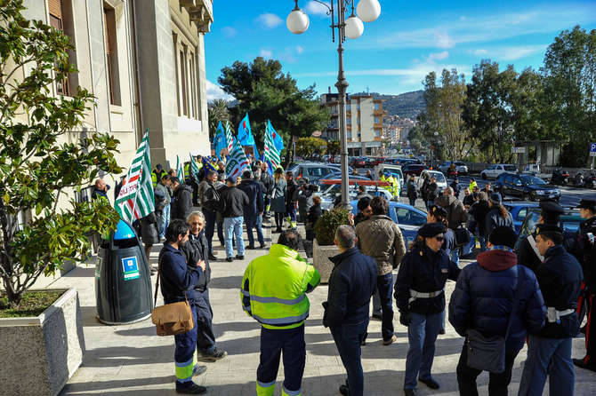 protesta dipendenti tra.de.co. imperia 17/2/14