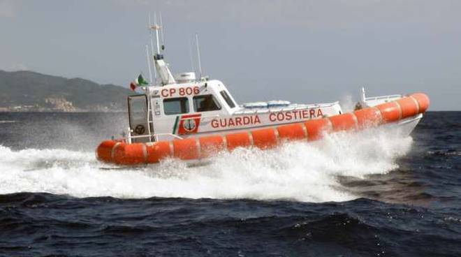 Sanremo, sorpresi nel mare in tempesta tre ragazzi soccorsi dalla guardia costiera