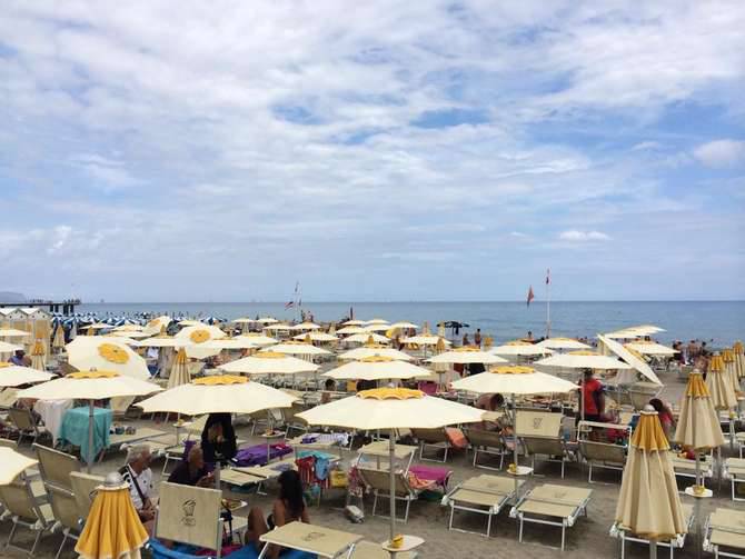 Spiaggia brutto tempo nuvoloso