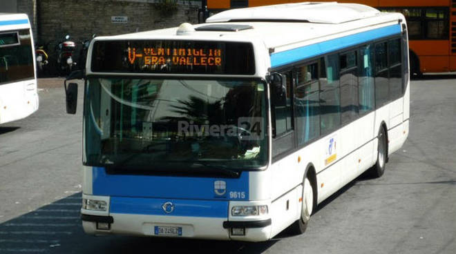 Isolabona, il Comune tarda a pagare contributo a Riviera Trasporti e l’autobus non si ferma: protesta dei passeggeri