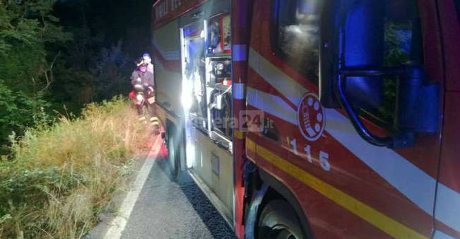 Taggia, incendio di sterpaglie minaccia abitazione e deposito di bombole: domato in tempo dai vigili del fuoco