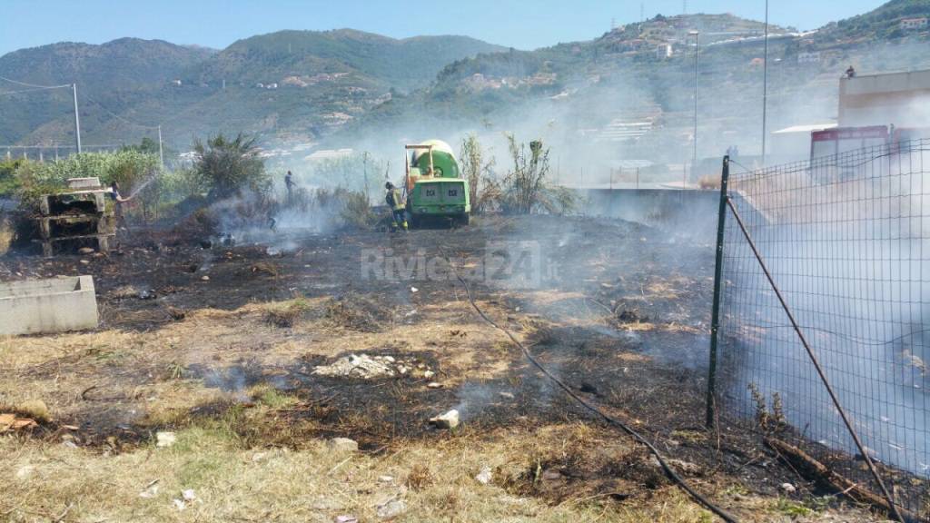 incendio sterpaglie tra riva e pompeiana