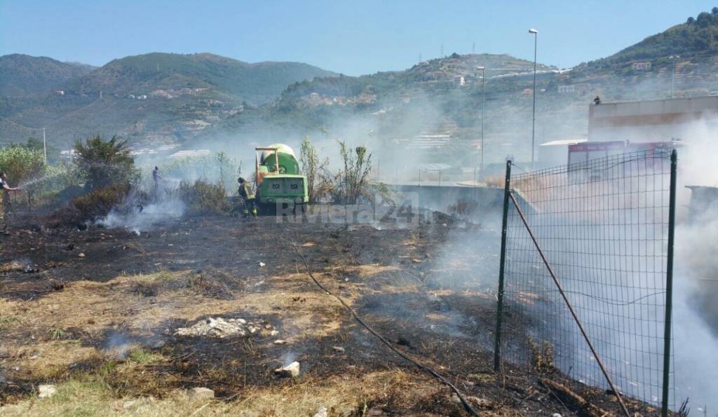 incendio sterpaglie tra riva e pompeiana