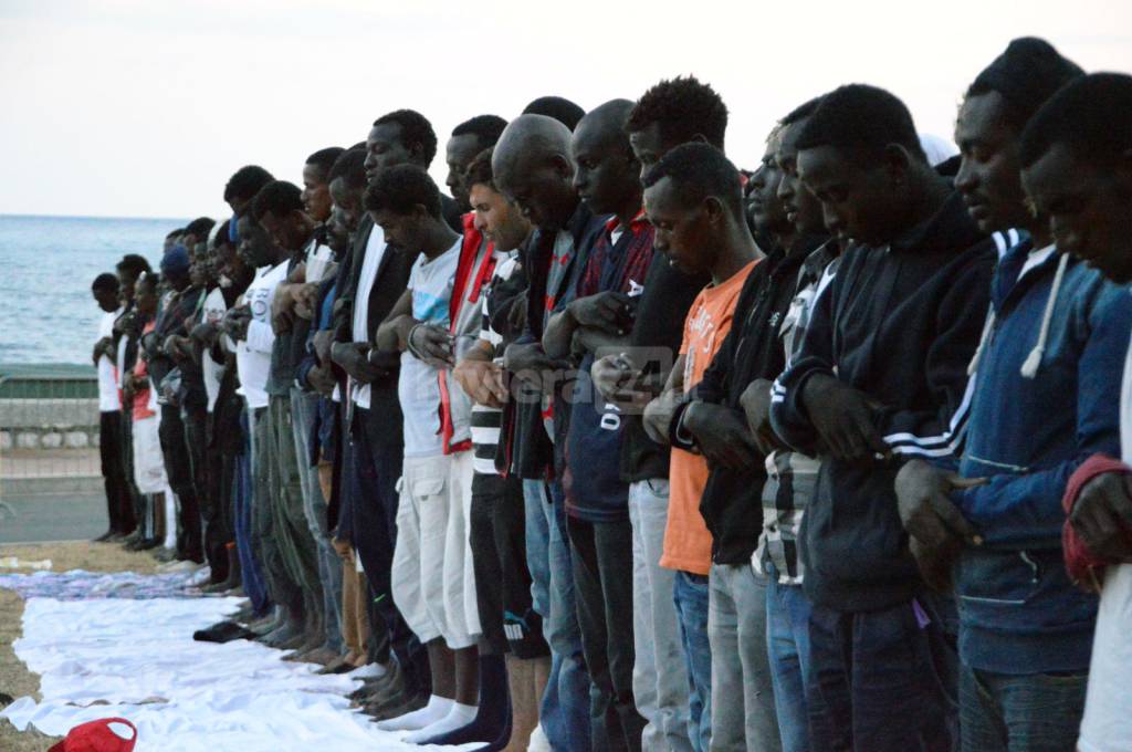 profughi migranti mussulmani pregano a in frontiera