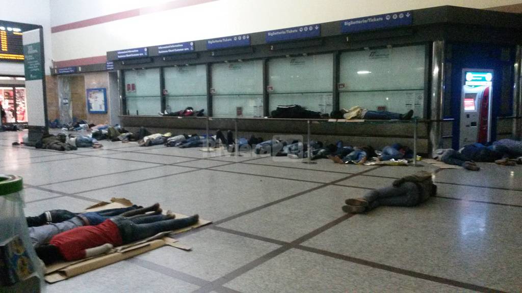 profughi stazione ferroviaria ventimiglia