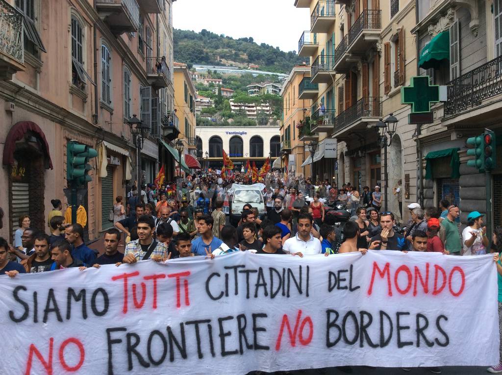 Ventimiglia, dopo la manifestazione pro migranti un corteo per le vie della città