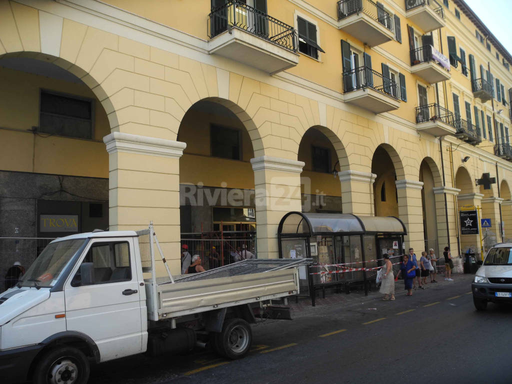 crollo controsoffitto portici piazza dante