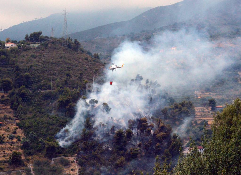 incendio boschivo tasciaire sanremo forestale elicottero 115