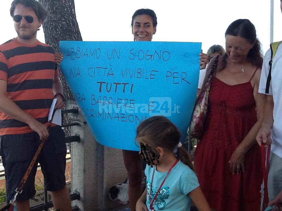 Protesta padroni cani spiagge Imperia