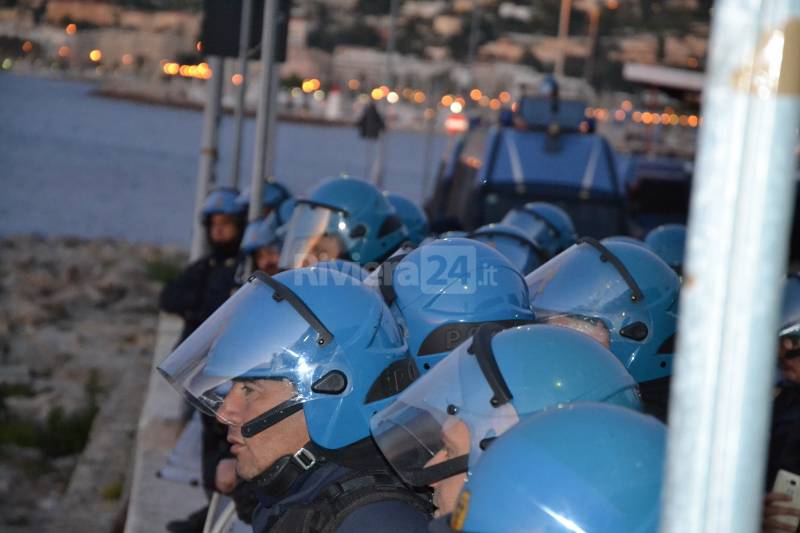 Ventimiglia, Polizia e Carabinieri sgomberano la frontiera