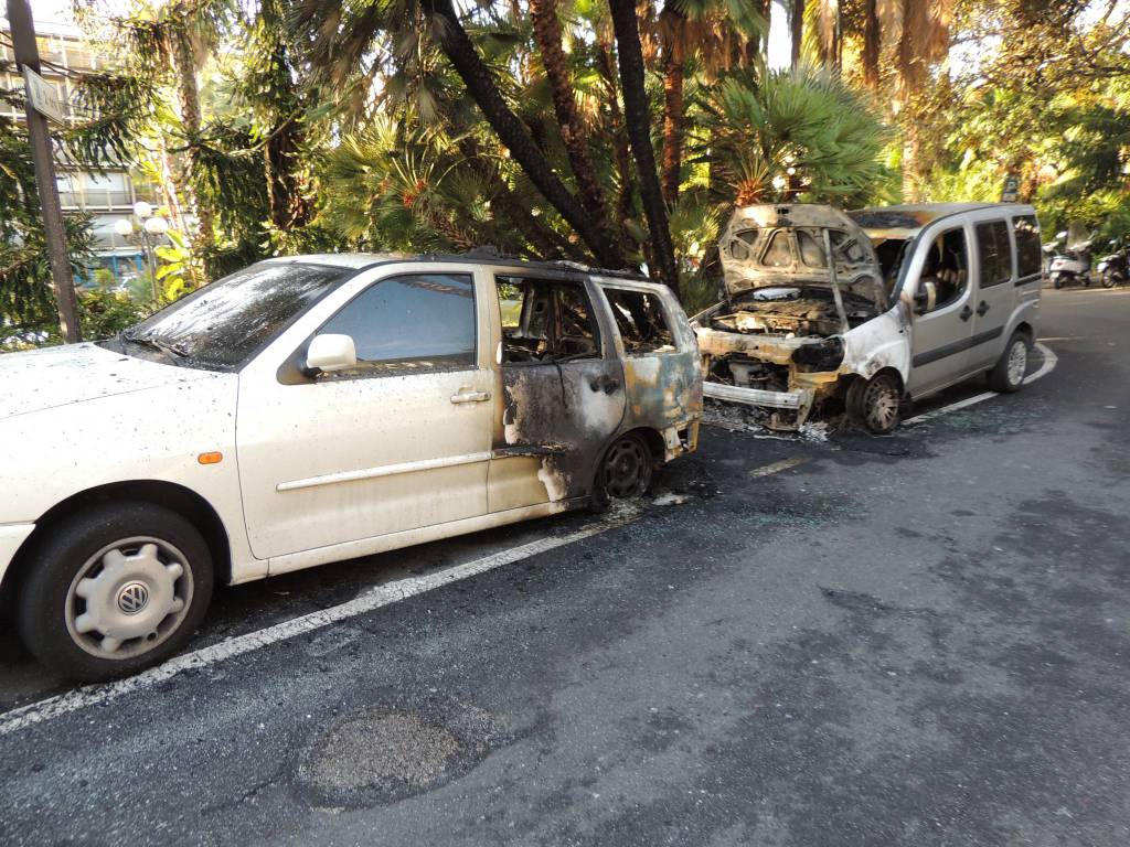 Sanremo, due auto in fiamme nella notte: intervento di 115 e carabinieri