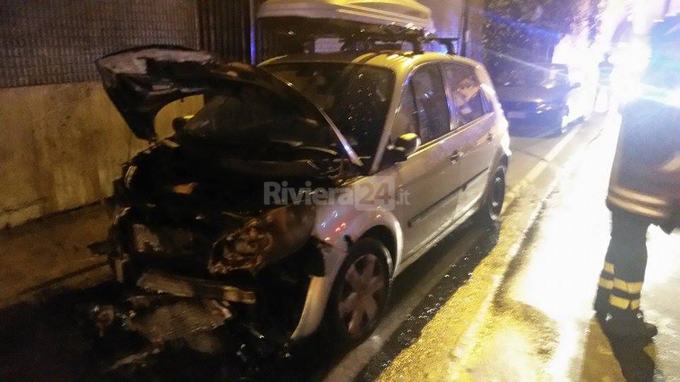 Ancora roghi: auto in fiamme in via Francia a Sanremo