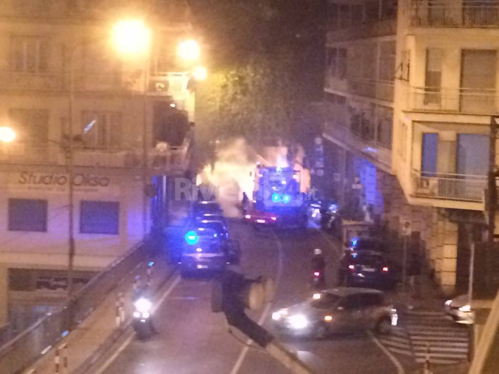 Ancora roghi: auto in fiamme in via Francia a Sanremo