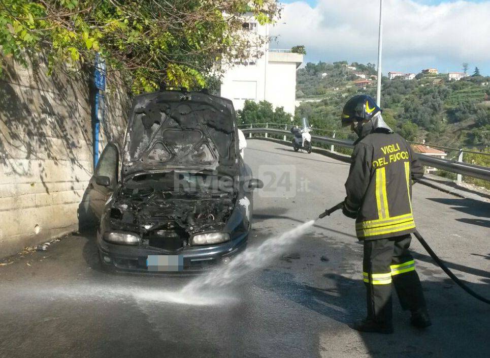 auto bruciata incendio vigili del fuoco