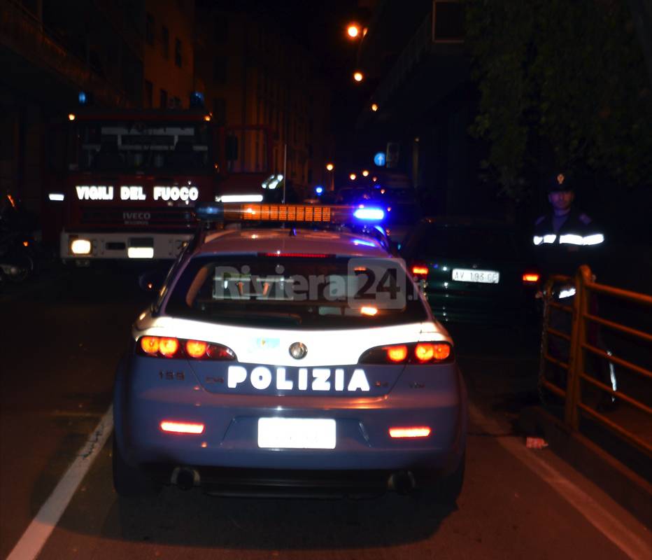 auto bruciata incendio vigili fuoco polizia notturna