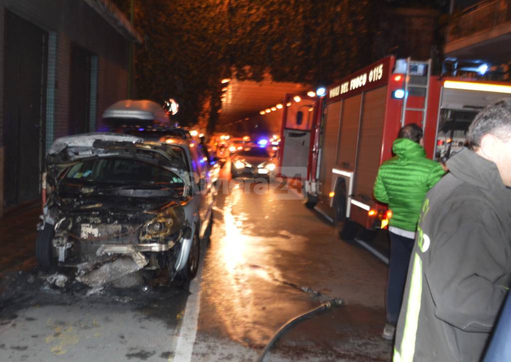 auto bruciata incendio vigili fuoco polizia notturna