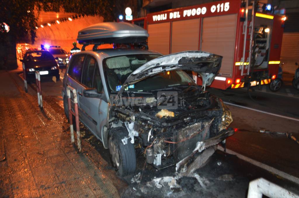 auto bruciata incendio vigili fuoco polizia notturna