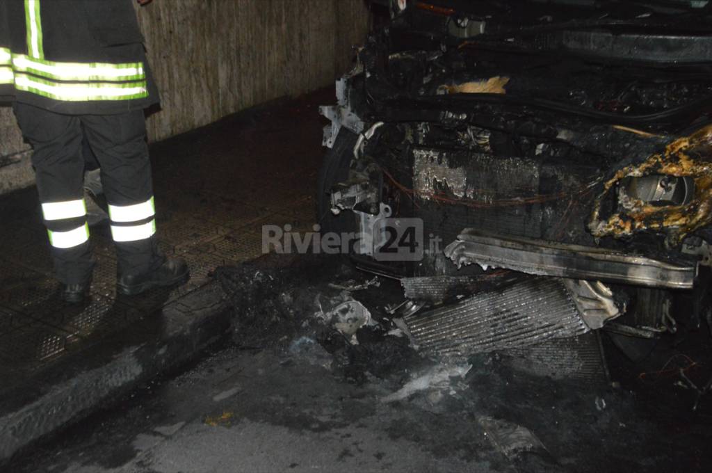 auto bruciata incendio vigili fuoco polizia notturna