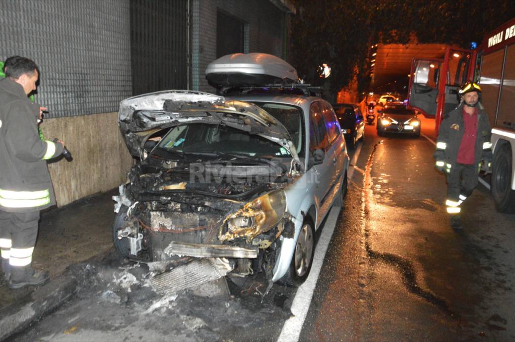 auto bruciata incendio vigili fuoco polizia notturna